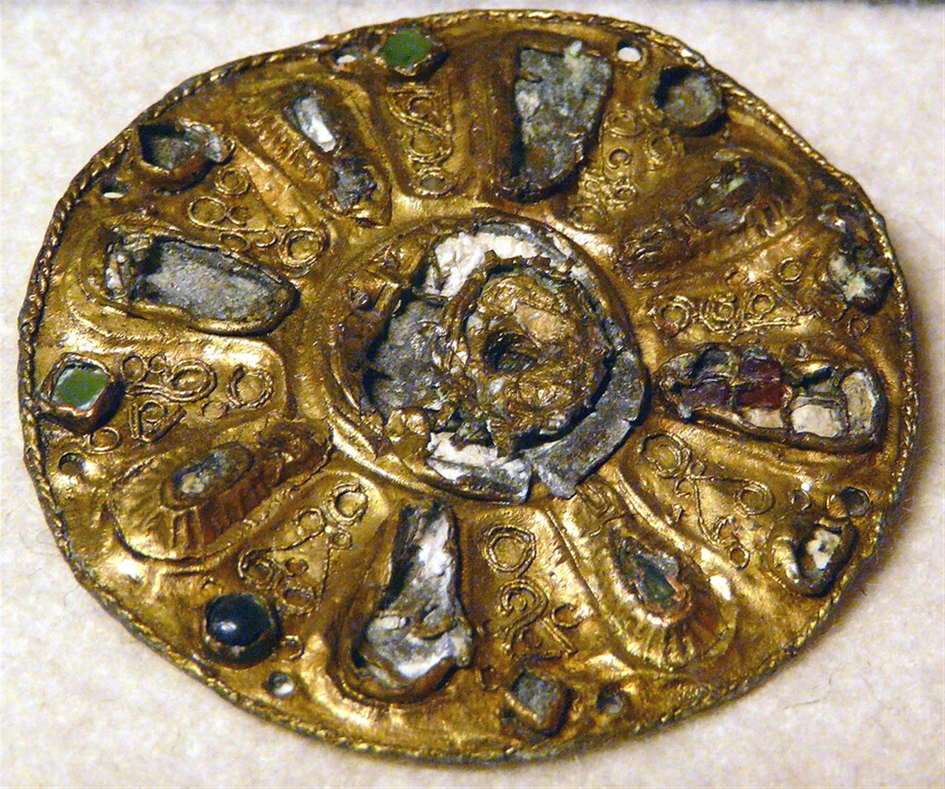 Fundstück einer Scheibenfibel (7. Jhd.) aus Neuss-Grimlinghausen. Sie ist ausgestellt im Clemens-Sels-Museum. &copy; Hartmann Linge / CC-BY-SA 3.0 (via Wikimedia Commons)