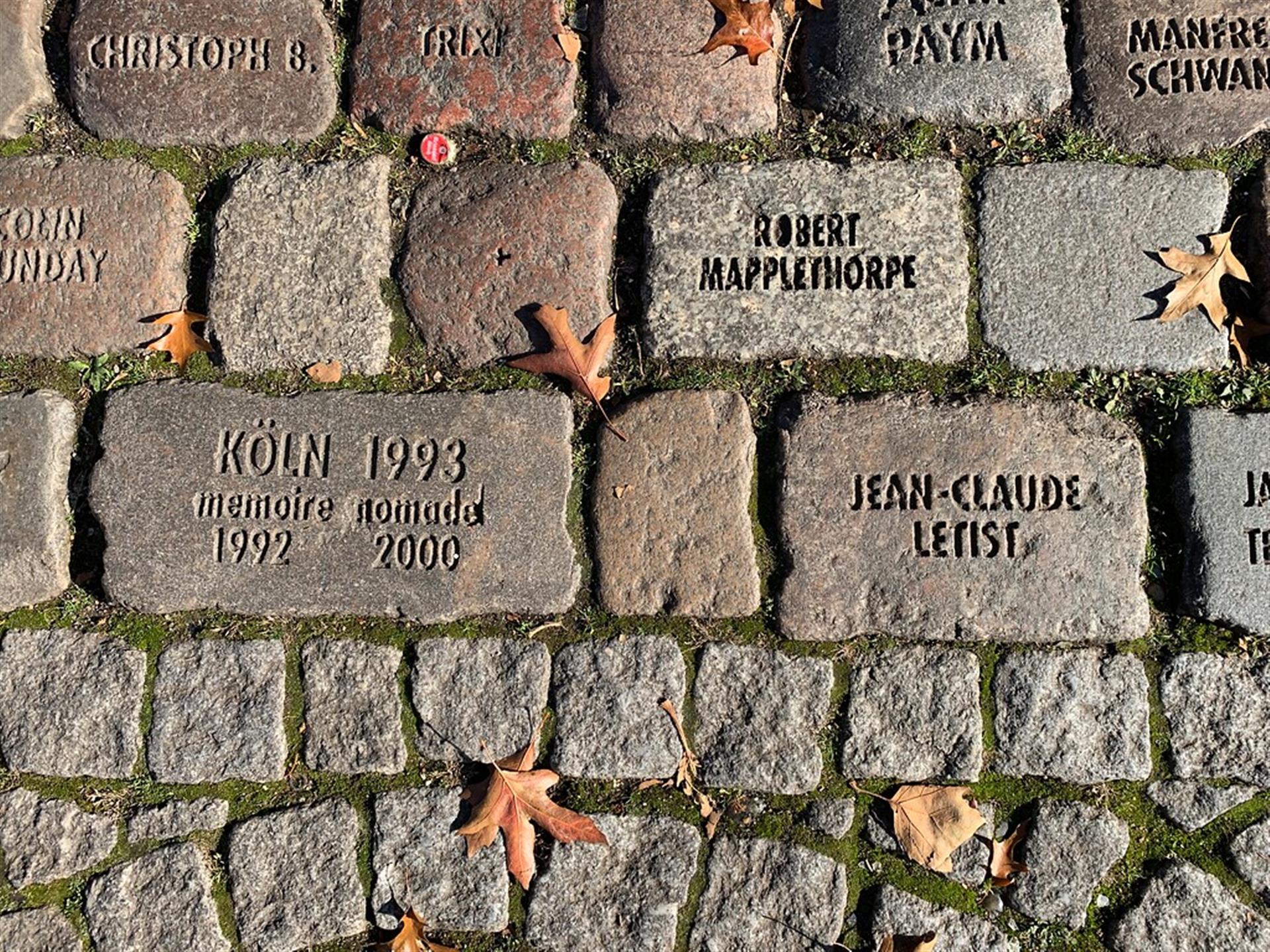 Das Denkmal "Das kalte Eck" für HIV-Verstorbene am Kölner Rheinufer (2021). Das Denkmal erinnert unter anderem an den einflussreichen Kölner Aktivisten Jean-Claude Letist, der 1990 ebenfalls an den Folgen von AIDS verstarb. &copy; Janina Schwiderski / Landschaftsverband Rheinland / CC BY 4.0