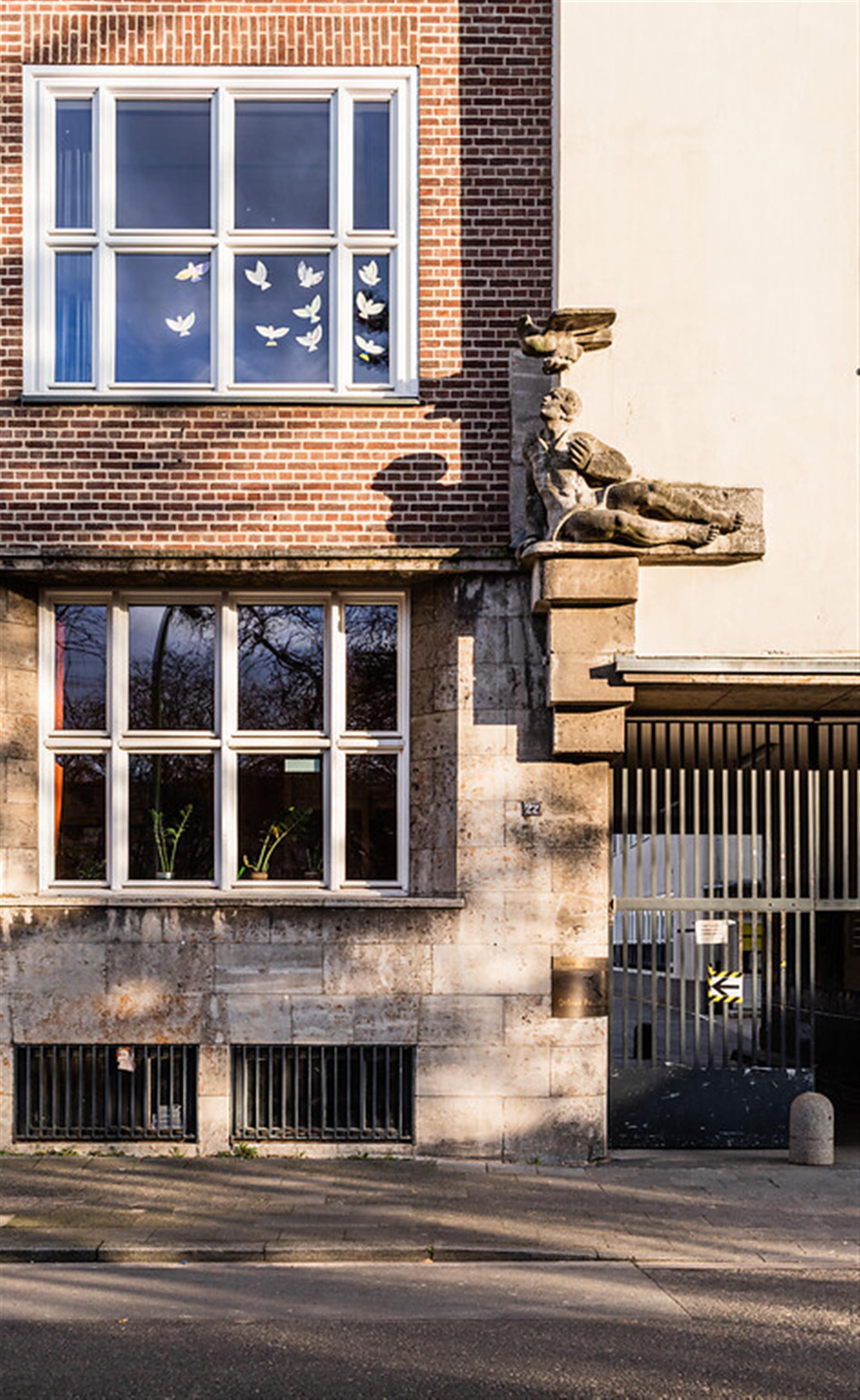 Gemeinschaftsgrundschule Garthestraße in Köln-Riehl (2022). Die Figur symbolisiert den Eingang für Jungen der ehemaligen Volksschule, die sich in dem Gebäude befand. &copy; Sebastian Löder / CC-BY 4.0