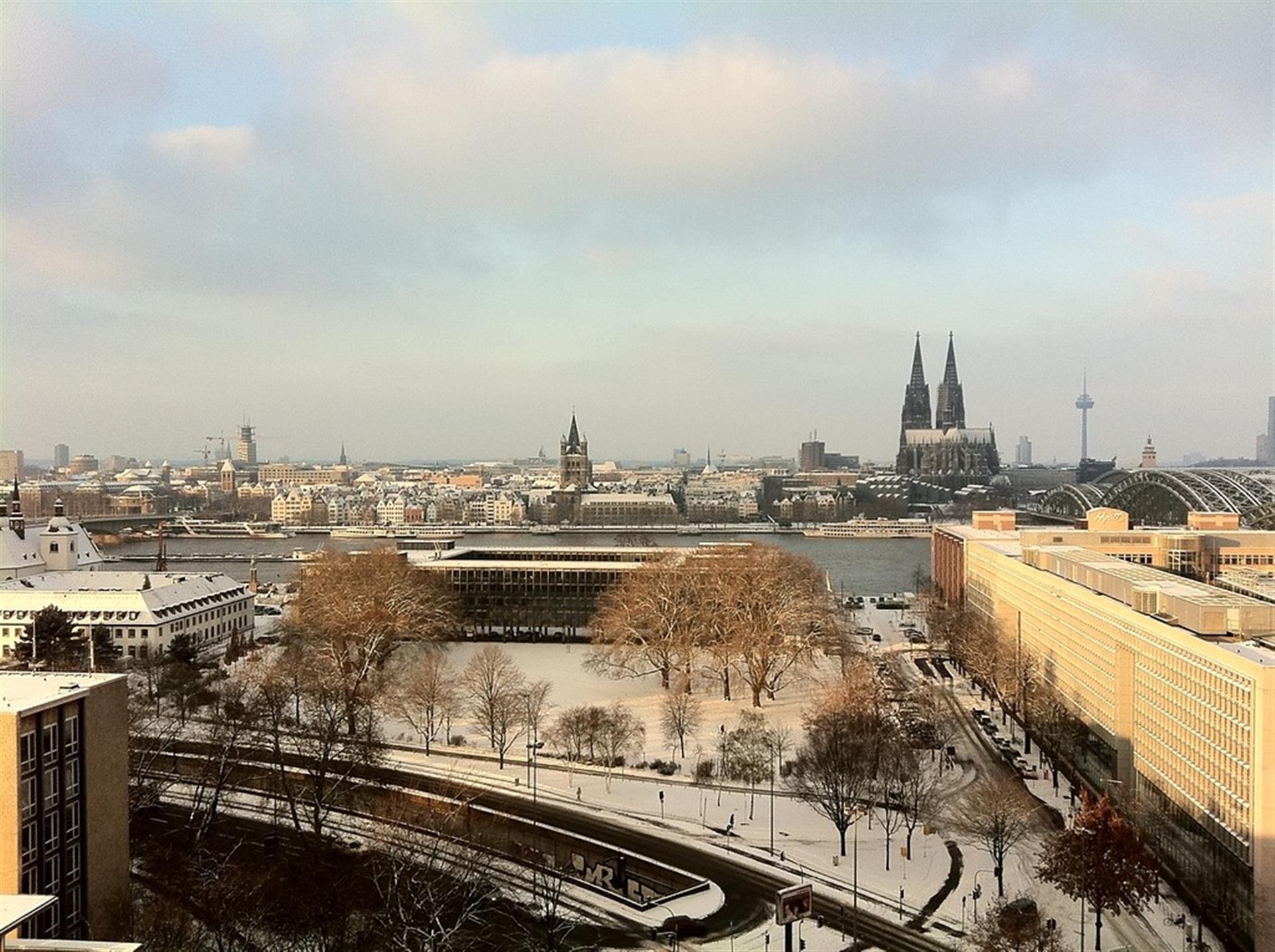 Blick auf den Kölner Dom und die Kölner Altstadt im Winter von der gegenüber liegenden Deutzer Rheinseite aus (2010). &copy; Hentrich, Anne / Landschaftsverband Rheinland