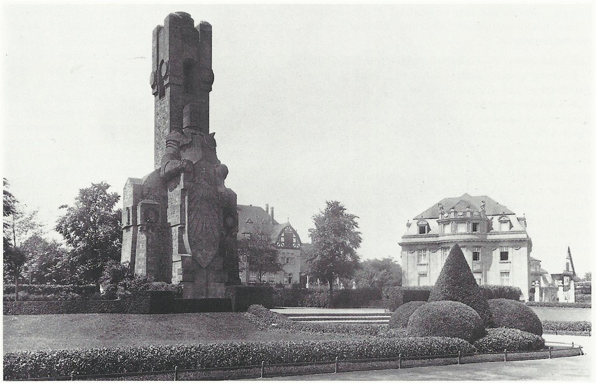 Der Bismarckturm und die Villen Bayenthalgürtel Nr. 4 (rechts) und Nr. 6 (links) in Köln-Marienburg um 1909. &copy; gemeinfrei / Rheinisches Bildarchiv Nr. 65326