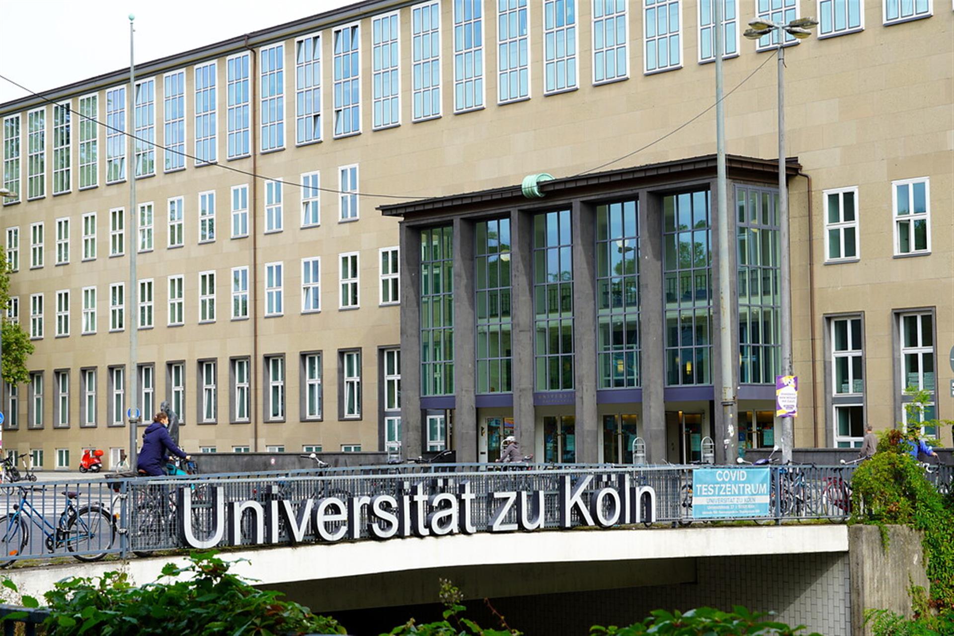 Blick auf das Hauptgebäude der Universität zu Köln in Lindenthal (2021). Unter der Unterführung liegt die dicht befahrene Universitätsstraße. &copy; Katharina Grünwald / Landschaftsverband Rheinland / CC BY 4.0