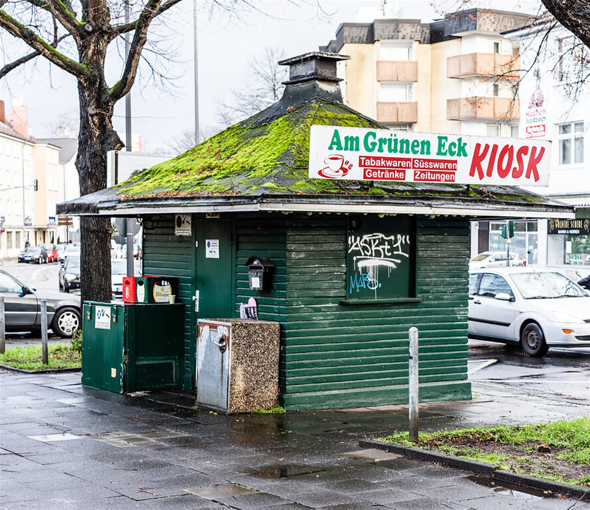 Am Rande der Siedlung "Grüner Hof" in Köln-Mauenheim steht der Kiosk "Am Grünen Eck" (2021). &copy; Sebastian Löder / CC BY 4.0