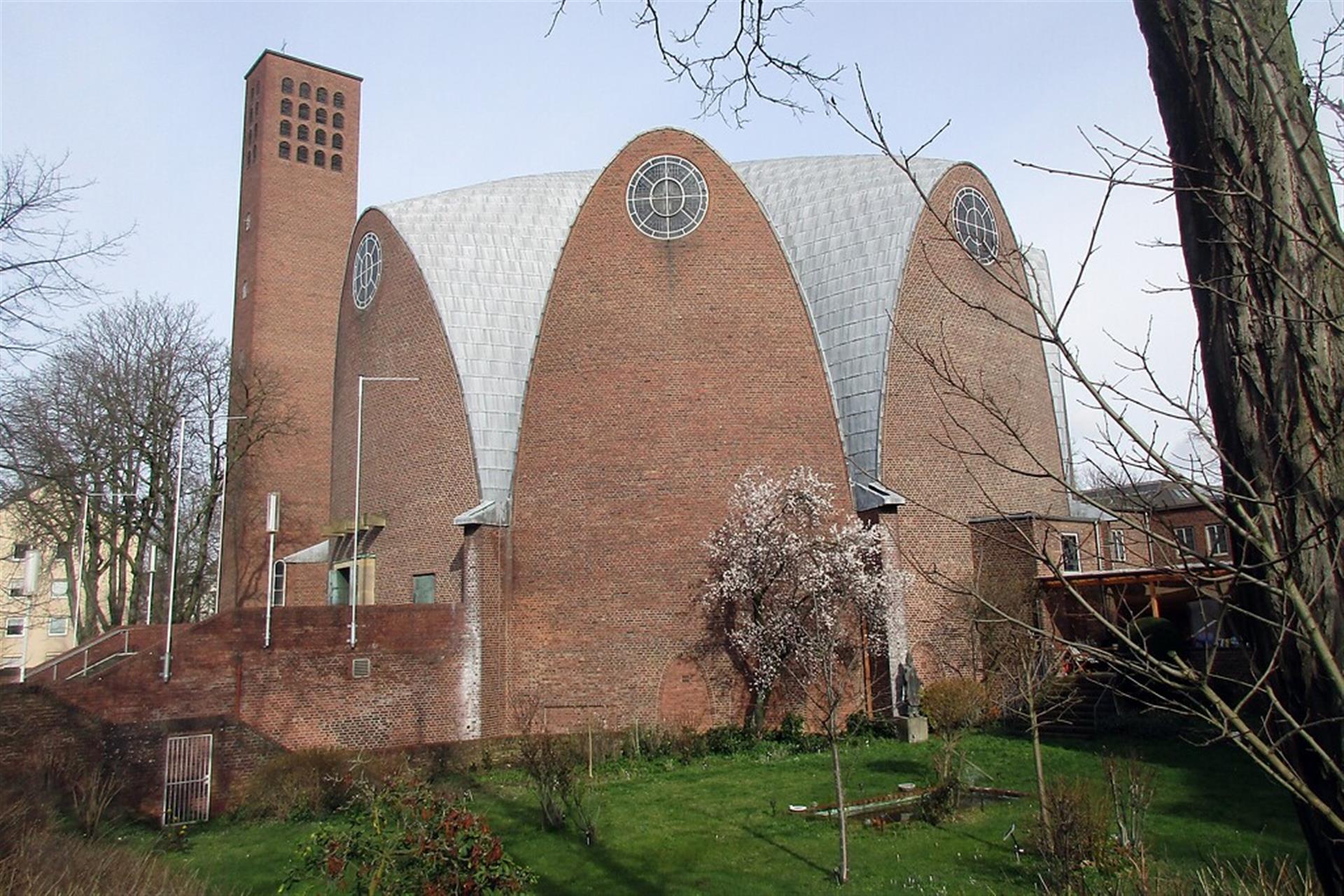 Die Pfarrkirche St. Engelbert in Köln-Riehl mit Blick aus südöstlicher Richtung, die Kirche wird wegen ihrer Dachform auch "Zitronenpresse" genannt (2020). &copy; Knöchel, Franz-Josef / Landschaftsverband Rheinland, CC-BY