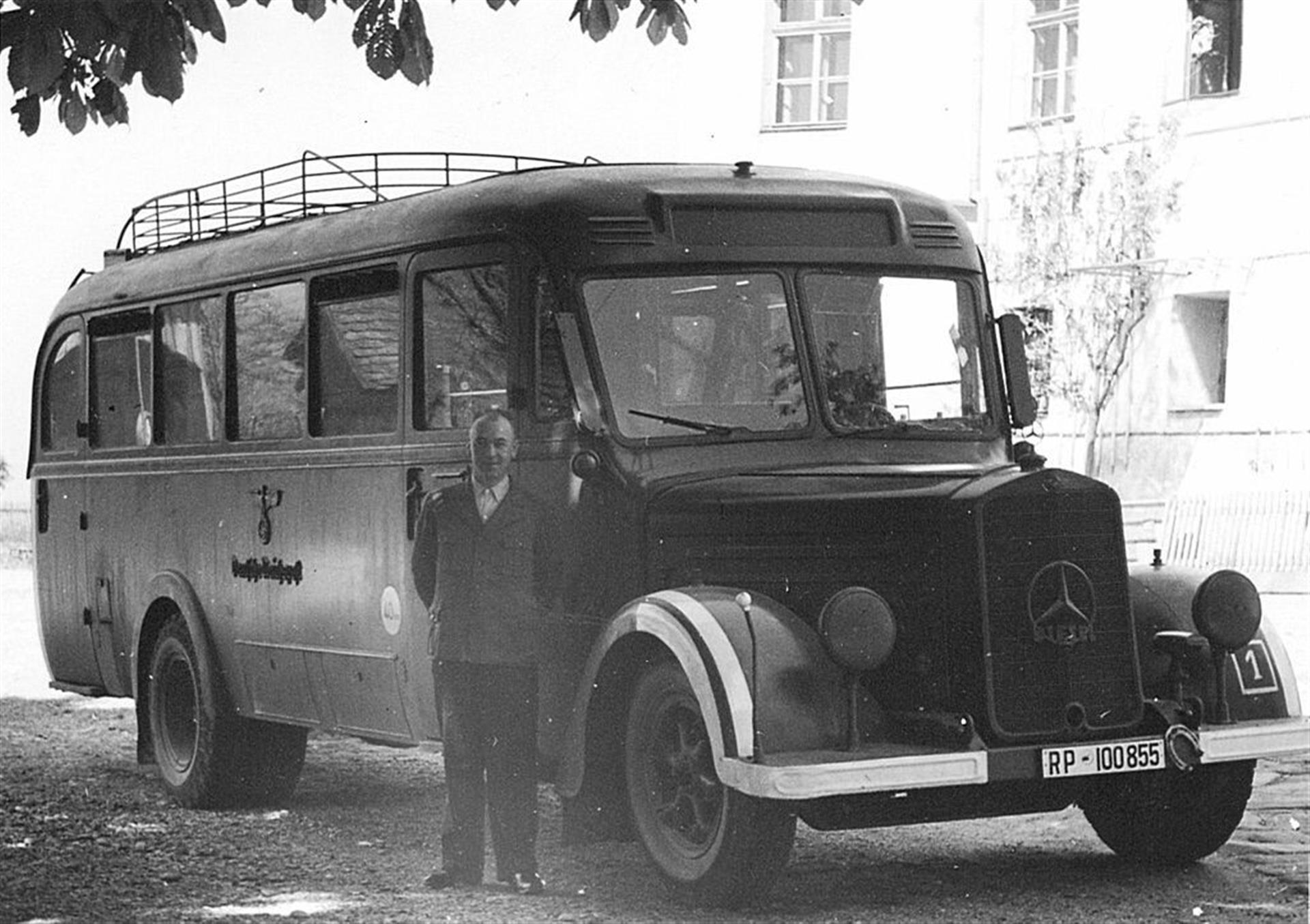 Ein Originalfoto von einem, der zur Durchführung der Aktion "T4", benutzten grauen Busse (ca. 1940). Ursprünglich wurden die Merceds-Busse von der "Deutschen Reichspost" verwendet. Für die Aktion "T4" wurden sie später entsprechend umgerüstet und lackiert. &copy; CC BY-SA 3.0