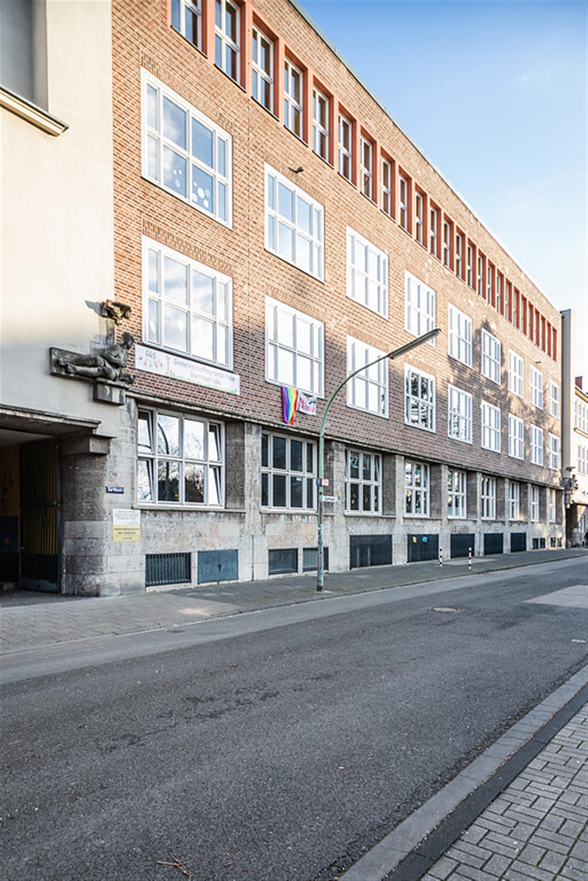 Gemeinschaftsgrundschule Garthestraße in Köln-Riehl (2022). In dem Gebäude befand sich eine Volksschule. &copy; Sebastian Löder / CC-BY 4.0