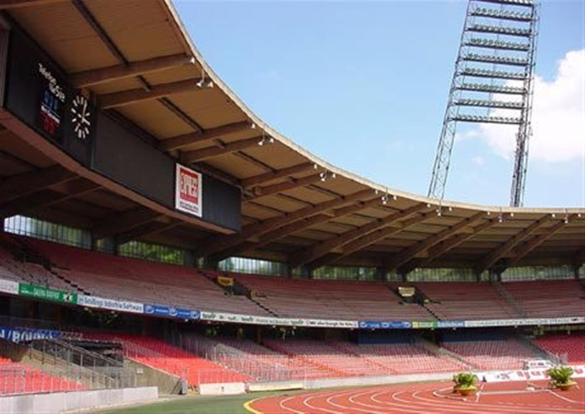 Tribüne und Flutlichtmast im früheren Müngersdorfer Stadion in Köln vor dem 2004 abgeschlossenen Umbau zum "RheinEnergieStadion". &copy; © Kölner Sportstätten GmbH