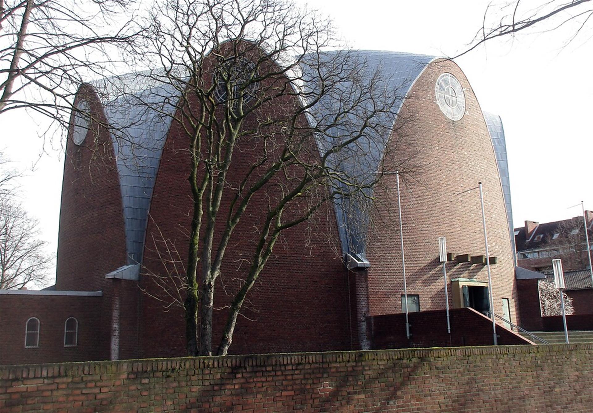 Der Zentralbau der katholischen Pfarrkirche St. Engelbert in Köln-Riehl, wegen der Dachform auch "Zitronenpresse" genannt (2020). &copy; Knöchel, Franz-Josef / Landschaftsverband Rheinland, CC-BY