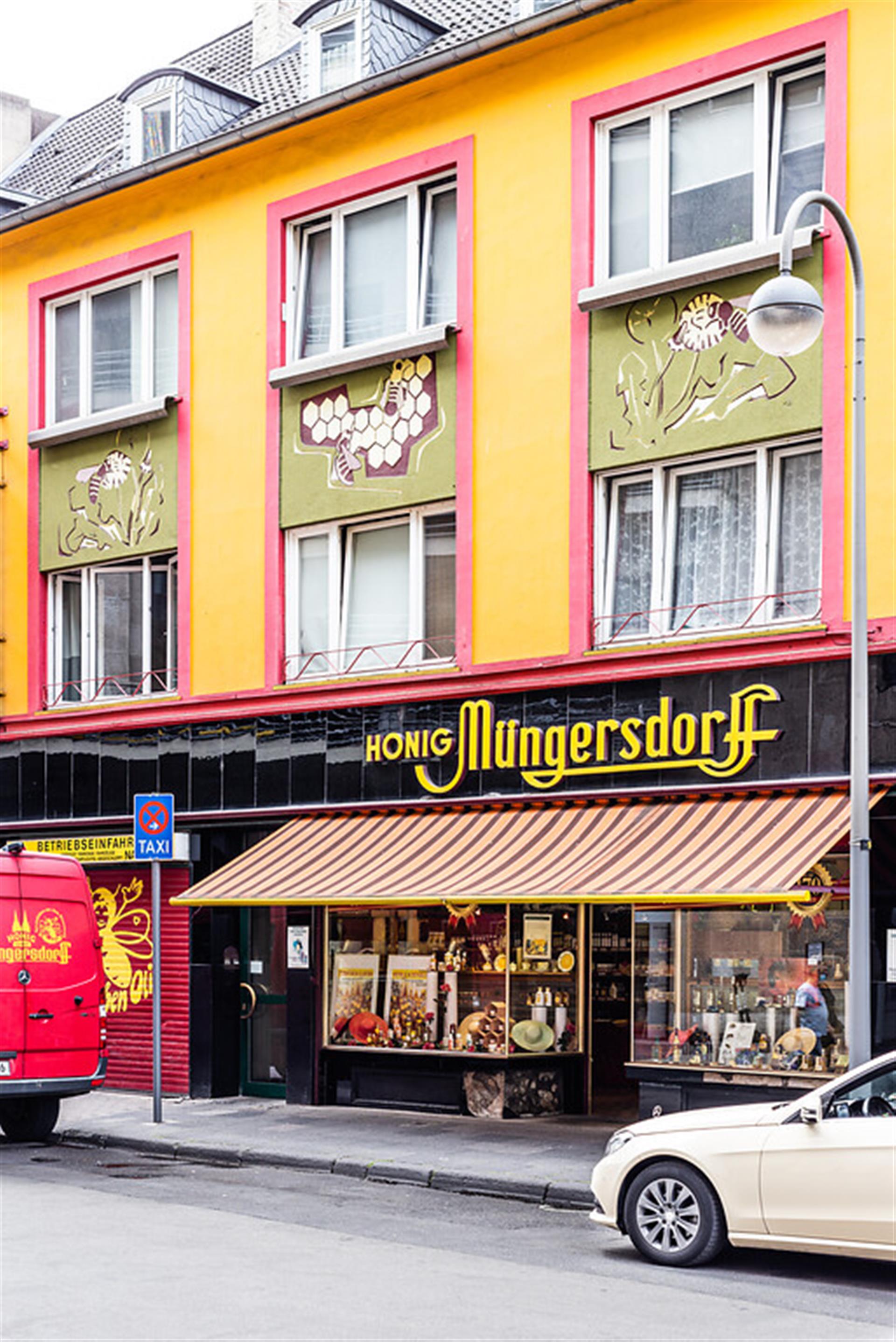 Honigbienen-Sgraffito über dem Geschäft "Honig Müngersdorff" in der Kölner Innenstadt (2020) &copy; Sebastian Löder / CC BY 4.0