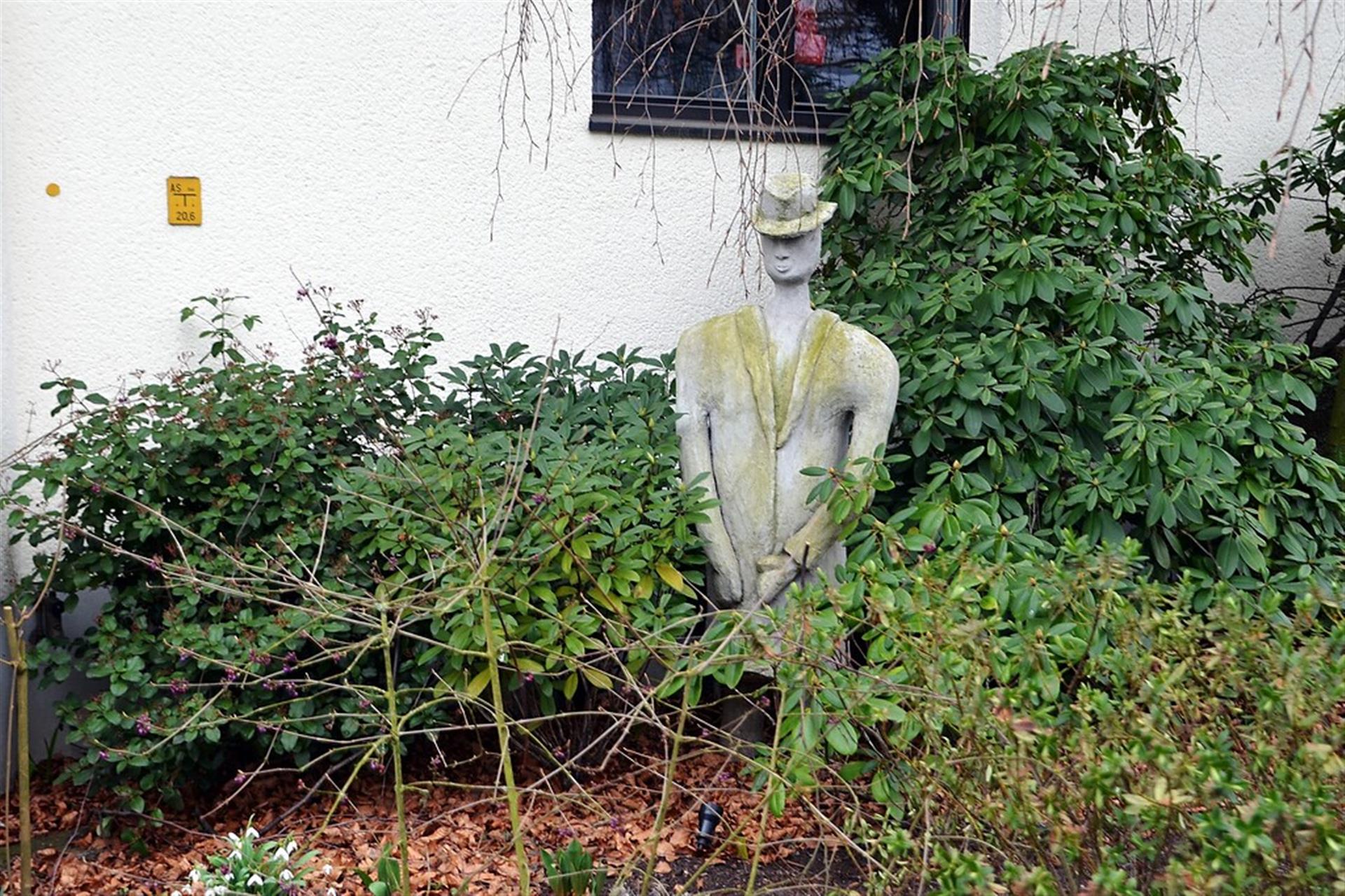 Die Betonskulptur "Der Frontmann" in der Johannes-Müller-Straße in Köln-Riehl (2018). Die Figur wurde im Herbst 2013 von der Künstlerin Angelika Lesemann geschaffen. &copy; Krick, Anne