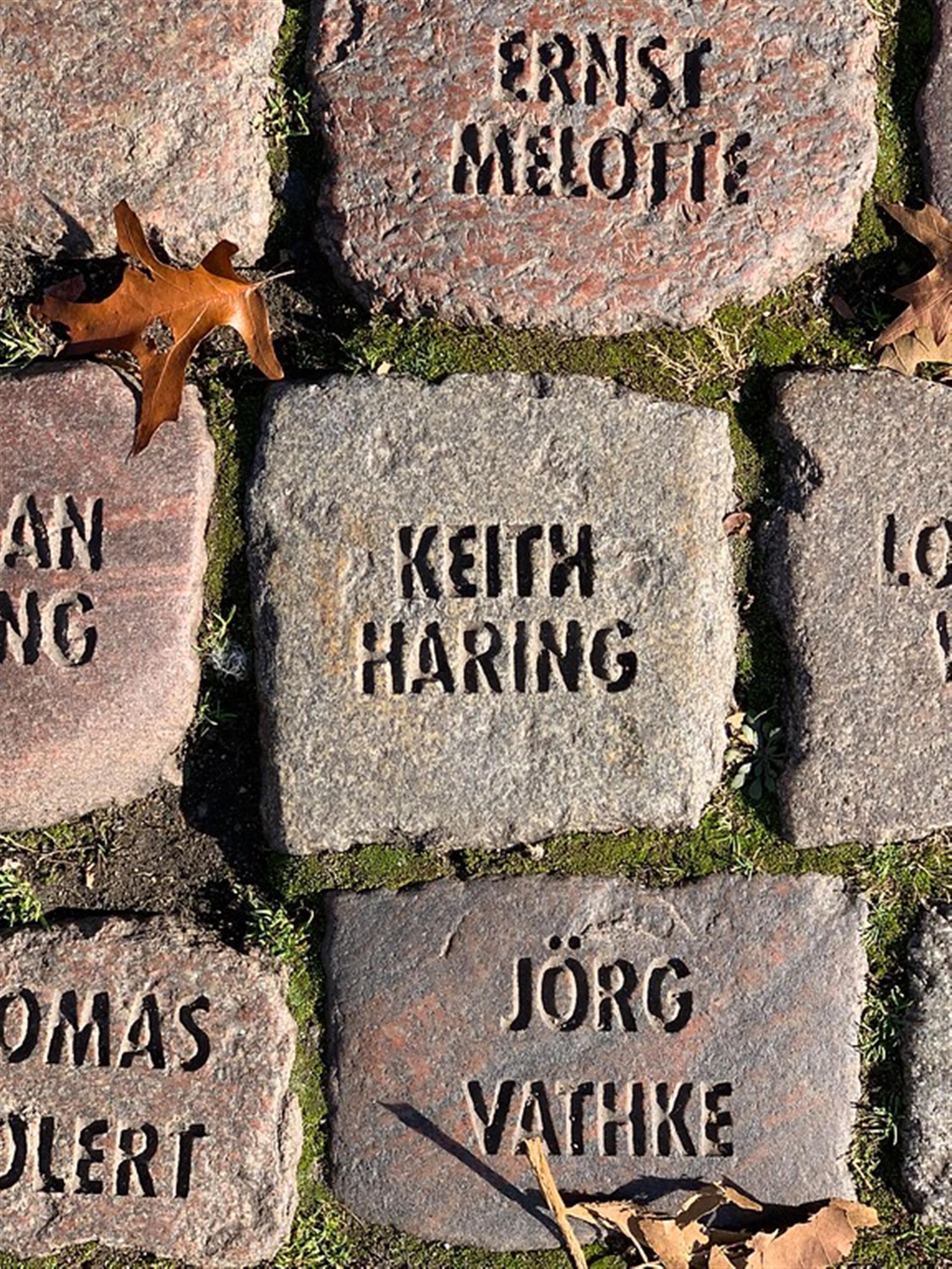 Das Denkmal "Das kalte Eck" für HIV-Verstorbene am Kölner Rheinufer (2021). Zum Christopher-Street-Day 1992 wurde ein Erinnerungsstein für den Künstler Keith Haring verlegt. &copy; Janina Schwiderski / Landschaftsverband Rheinland / CC BY 4.0