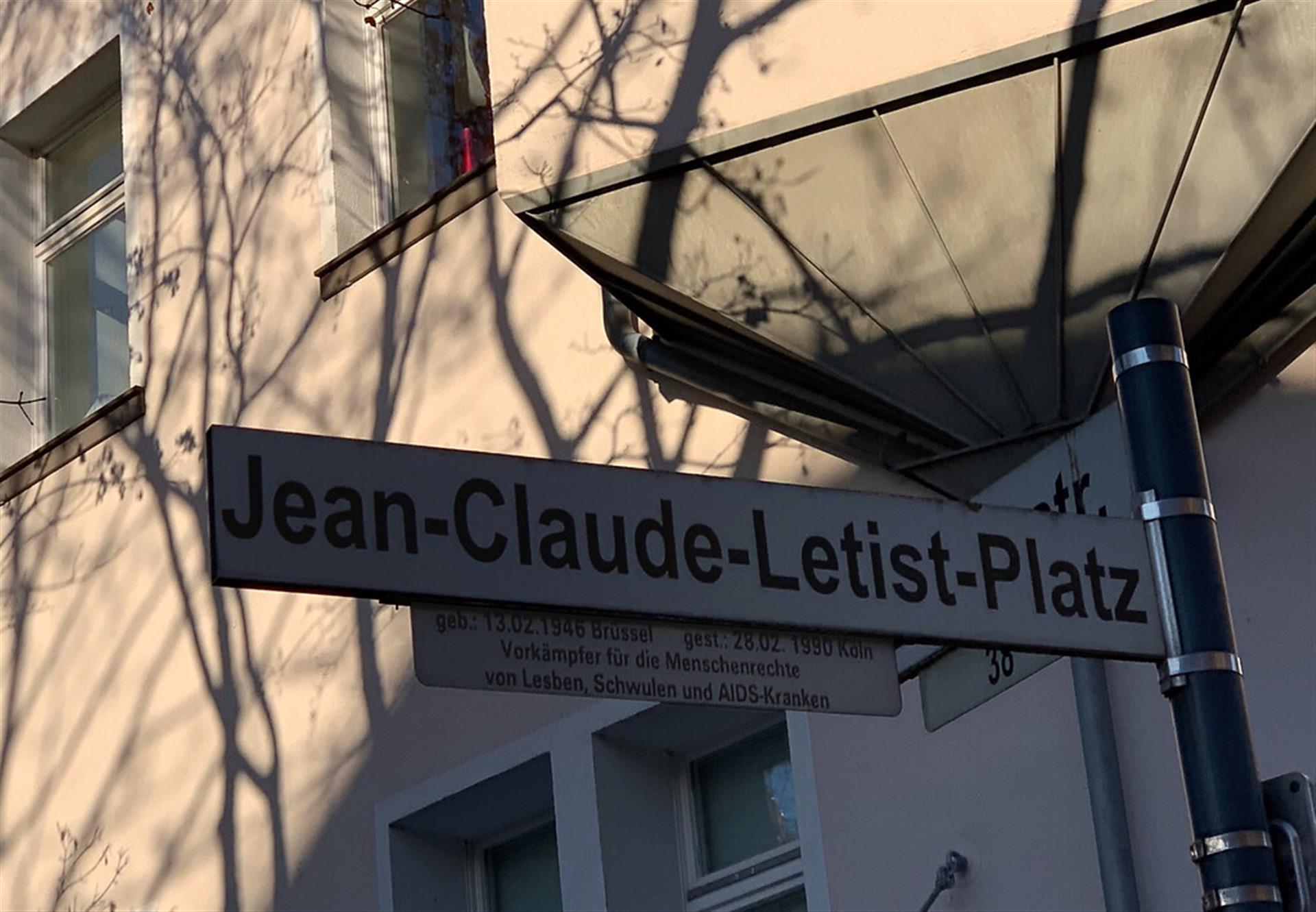 Der Jean-Claude-Letist-Platz in Köln-Altstadt-Süd (2021). Das Straßenschild informiert über die Lebensdaten und die Arbeit von Letist in Köln. &copy; Janina Schwiderski / Landschaftsverband Rheinland / CC-BY-4.0
