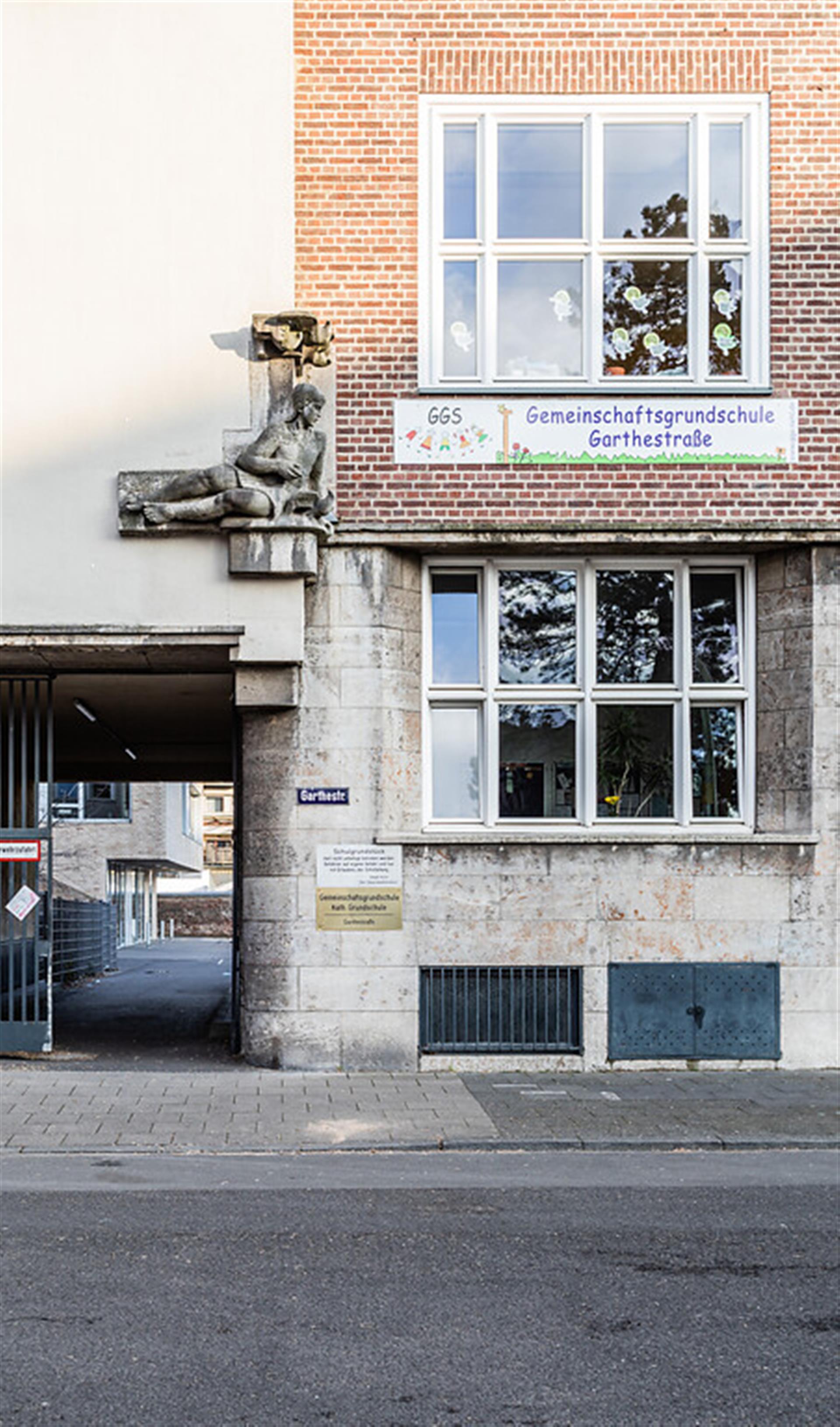 Gemeinschaftsgrundschule Garthestraße in Köln-Riehl (2022). Die Figur symbolisiert den Eingang für Mädchen der ehemaligen Volksschule, die sich in dem Gebäude befand. &copy; Sebastian Löder / CC-BY 4.0