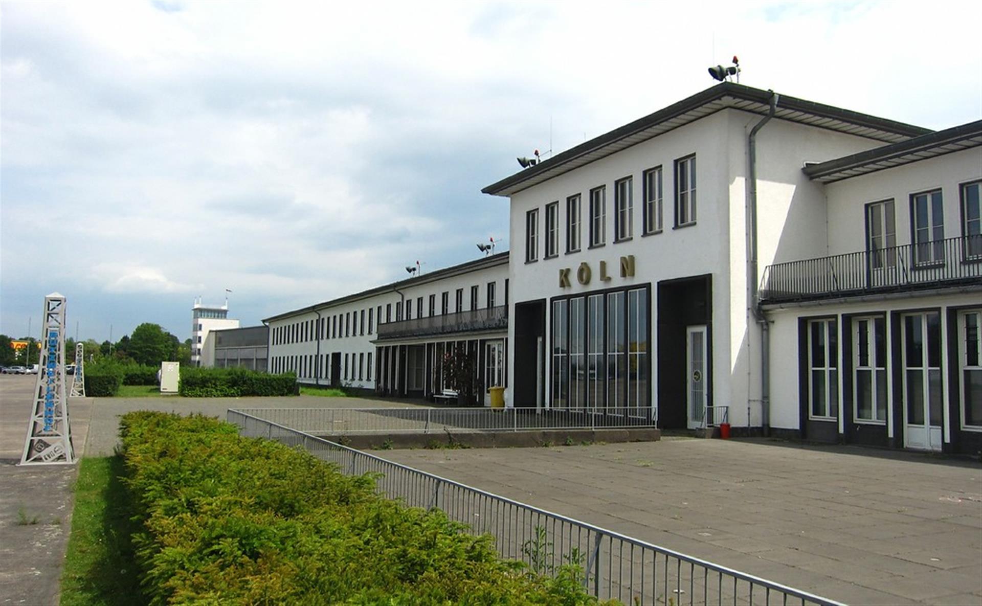 Das Empfangsgebäude des Flughafens Butzweilerhof in Köln-Ossendorf, rechts die Café-Terrasse (2015). &copy; Knöchel, Franz-Josef / CC-BY-NC-SA 3.0