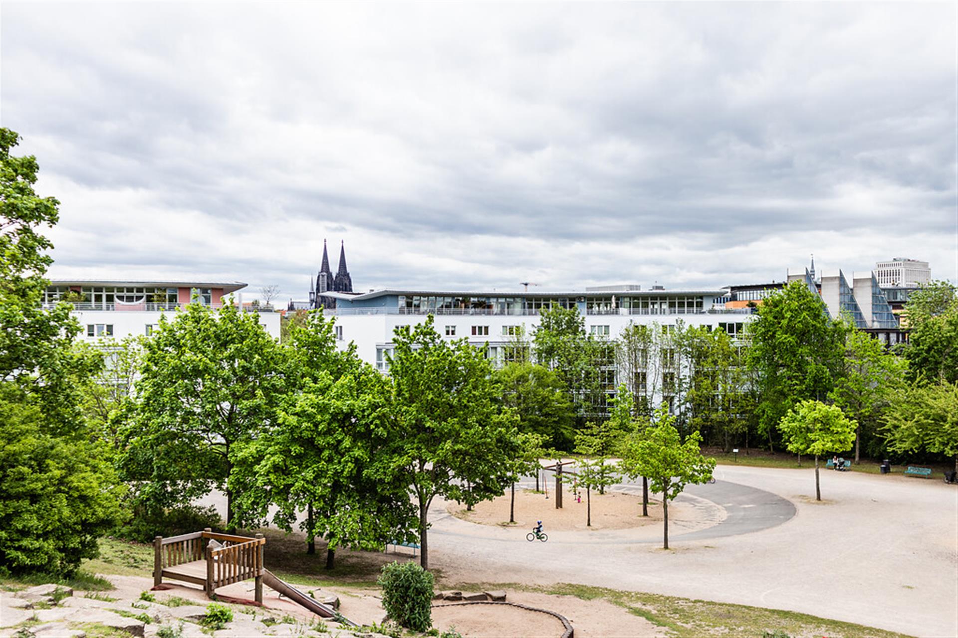 Spielplatz im August-Sander-Park. Im Hintergrund ist der Kölner Dom zu sehen (2021). &copy; Sebastian Löder / CC BY 4.0