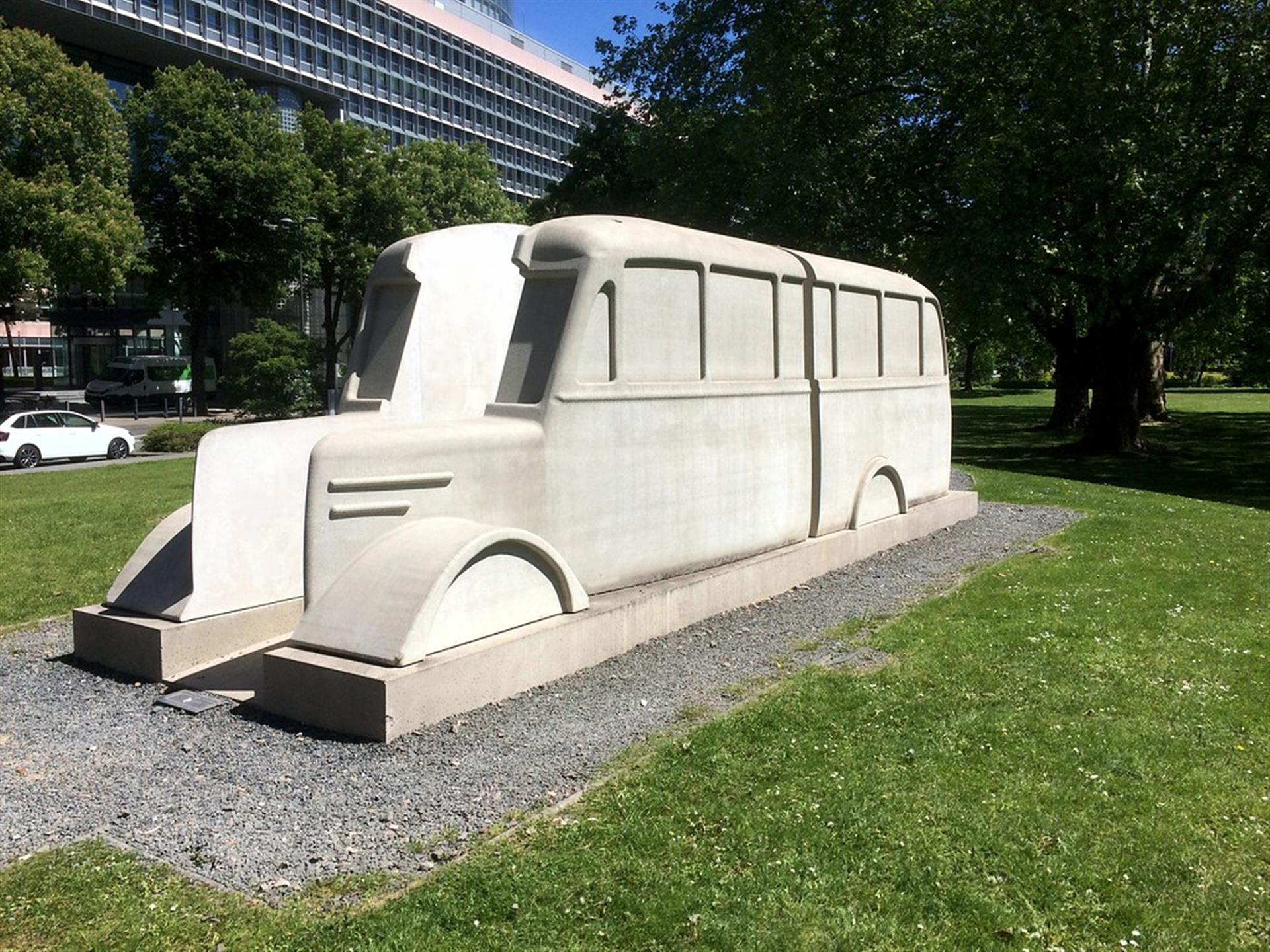 Das Denkmal der grauen Busse am LVR-Landeshaus in Deutz (2019). &copy; Knieps, Elmar / Landschaftsverband Rheinland