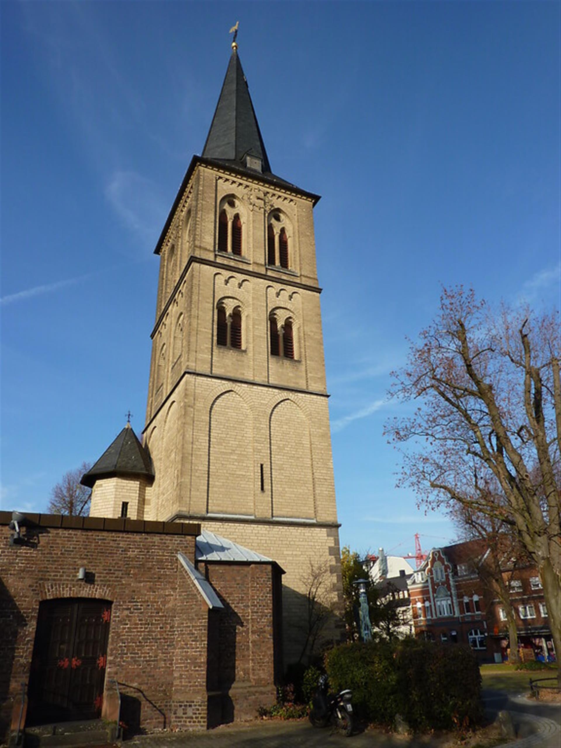 Kirchturm von St. Michael in Dormagen (2011) &copy; Chris06 / CC-BY-SA 3.0 (via Wikimedia Commons)