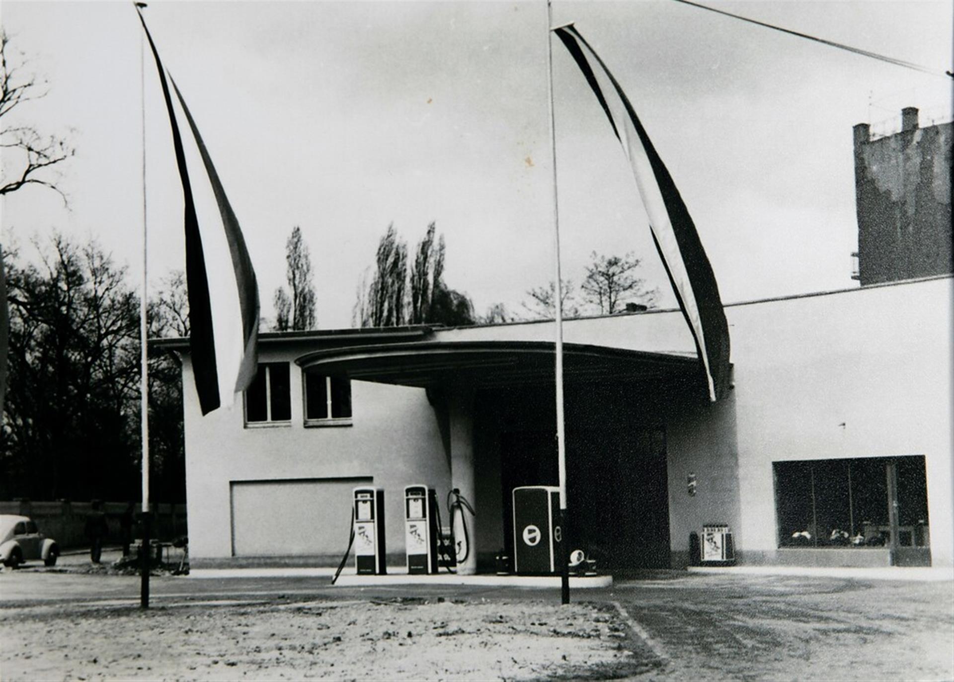 Historische Aufnahme der Tankstelle an der Stammheimer Straße Nr. 9 in Köln-Riehl (1950er-Jahre). Auf den Zapfsäulen ist das Logo der Rheinpreußen-Tankstellen zu erkennen. &copy; Joachim Brokmeier (Sammlung Brokmeier)