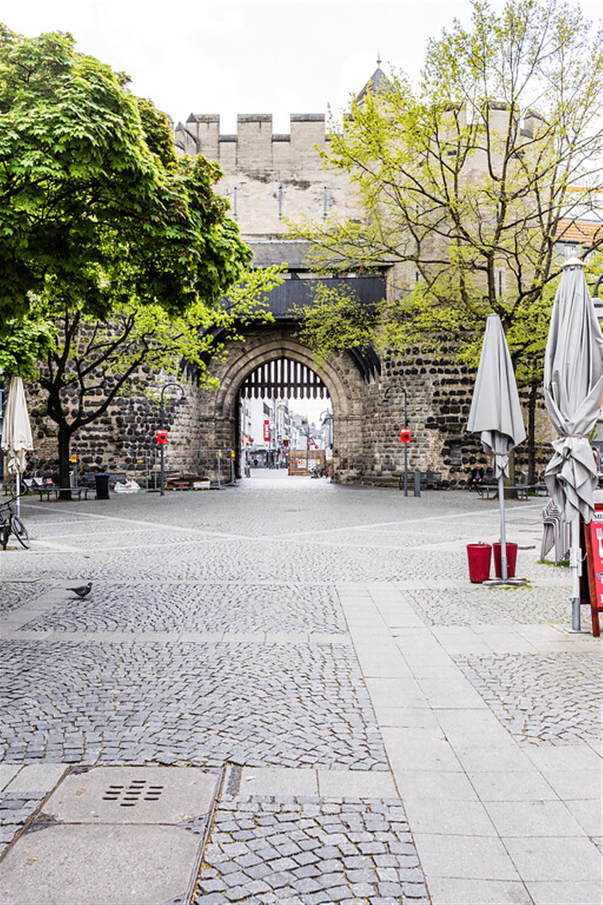Blick vom Ebertplatz auf die Eigelsteintorburg in Köln (2021) &copy; Sebastian Löder / CC BY 4.0