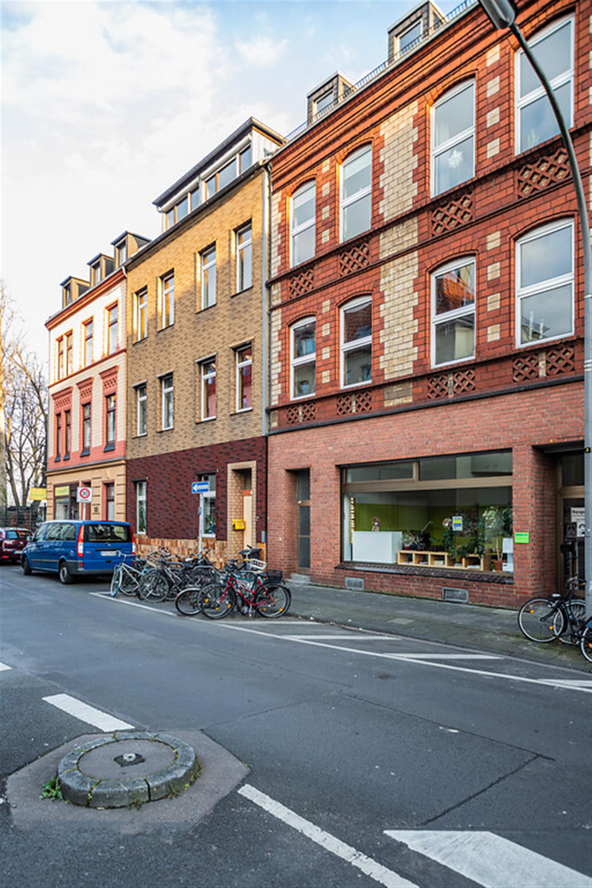 Gründerzeitbauten in Köln-Riehl (2022). Die Gebäude werden "Rheinische Dreifensterhäuser" genannt. &copy; Sebastian Löder / CC-BY 4.0
