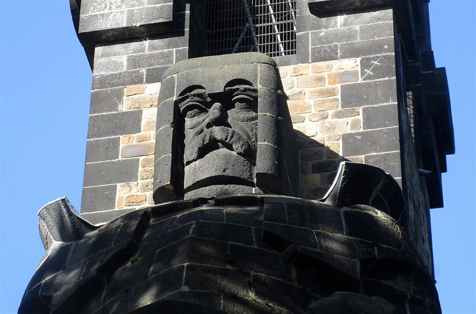 Detail der Darstellung des "Eisernen Kanzlers" Otto von Bismarck als Rolandsfigur in Ritterrüstung am Bismarckturm in Köln-Marienburg (2020). &copy; Knöchel, Franz-Josef / Landschaftsverband Rheinland, CC-BY