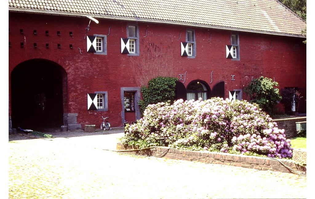 Mönchengladbach, Schloss Rheydt (1992). Wirtschaftsgebäude auf der Vorburg und Durchgang zur Torburg