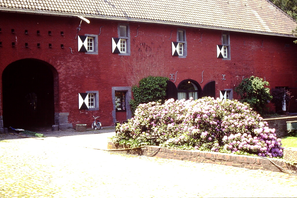 Mönchengladbach, Schloss Rheydt (1992). Wirtschaftsgebäude auf der Vorburg und Durchgang zur Torburg