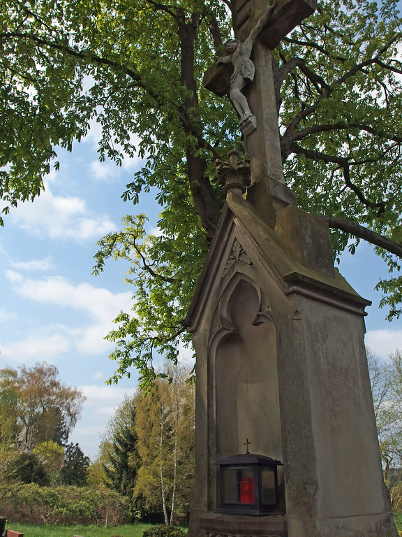 Friedhofskreuz auf dem Friedhof bei der Katholischen Pfarrkirche St. Mariä Empfängnis in Solingen (2016)