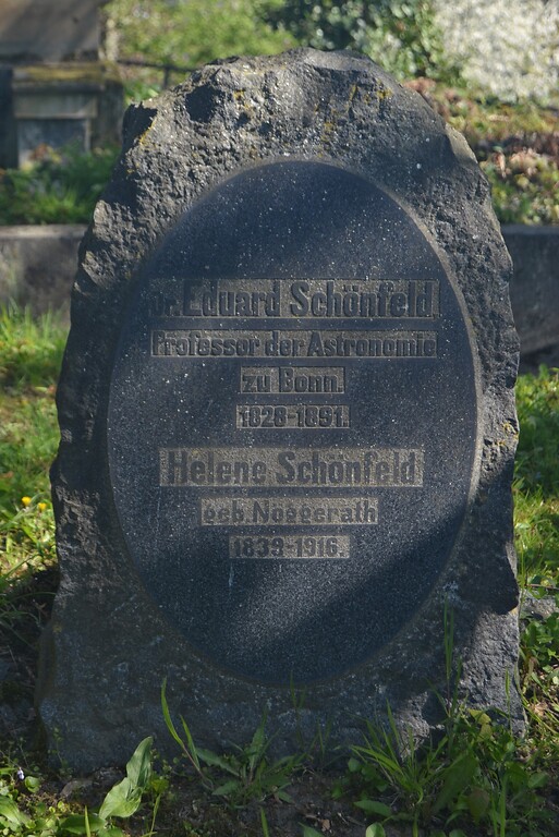 Grabstein von Eduard Schönfeld und seiner Ehefrau Helene (2021)