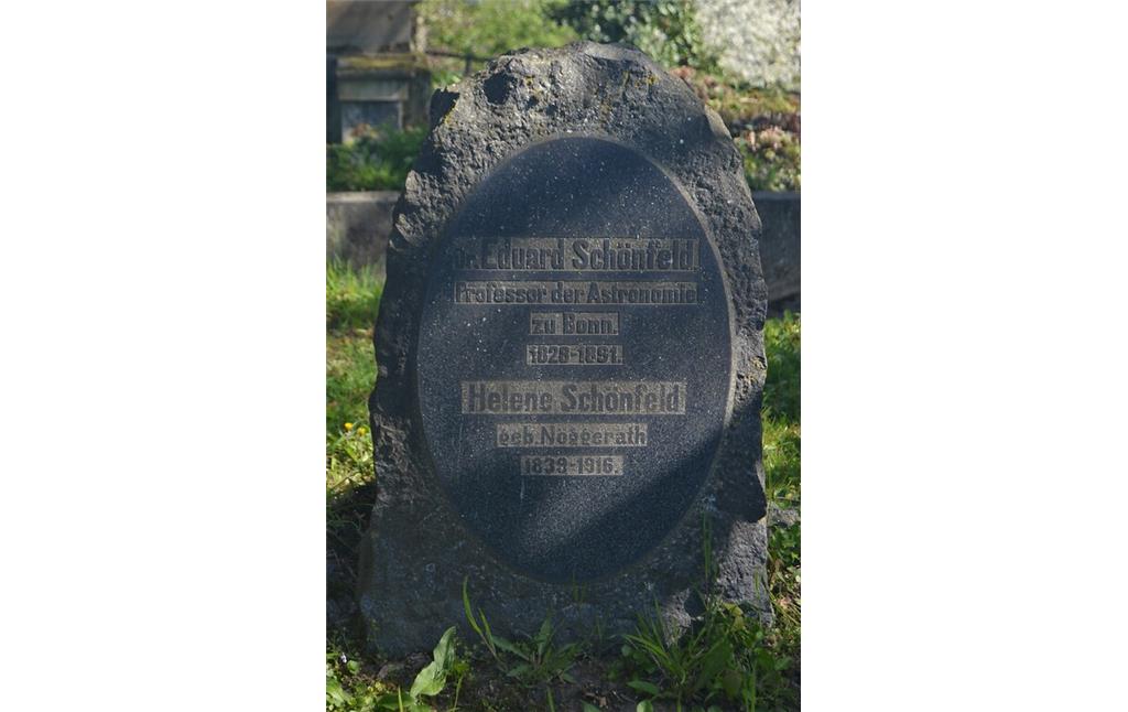 Grabstein von Eduard Schönfeld und seiner Ehefrau Helene (2021)