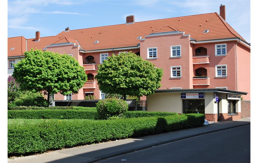 Die Germaniasiedlung in Köln-Höhenberg wurde zwischen 1920 und 1928 erbaut. Bei der Fassadengestaltung ist der Wechsel zwischen Backsteinornamenten und Putzflächen  sowie die Verwendung kräftiger Farbanstriche typisch für die expressionistische Formensprache der Weimarer Zeit (2014).
