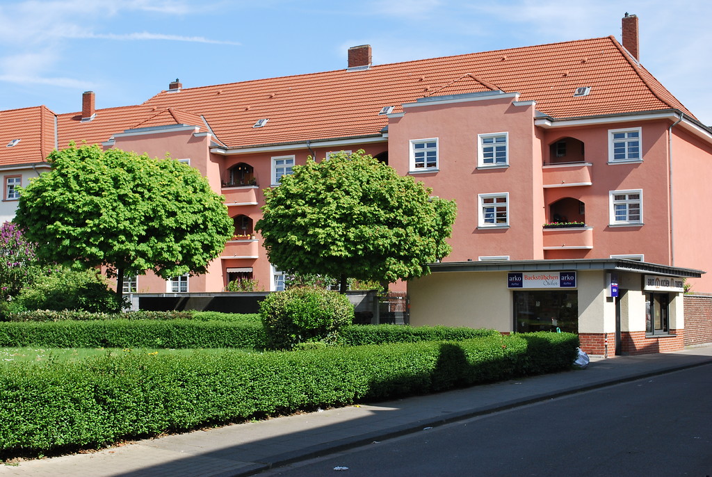 Die Germaniasiedlung in Köln-Höhenberg wurde zwischen 1920 und 1928 erbaut. Bei der Fassadengestaltung ist der Wechsel zwischen Backsteinornamenten und Putzflächen  sowie die Verwendung kräftiger Farbanstriche typisch für die expressionistische Formensprache der Weimarer Zeit (2014).