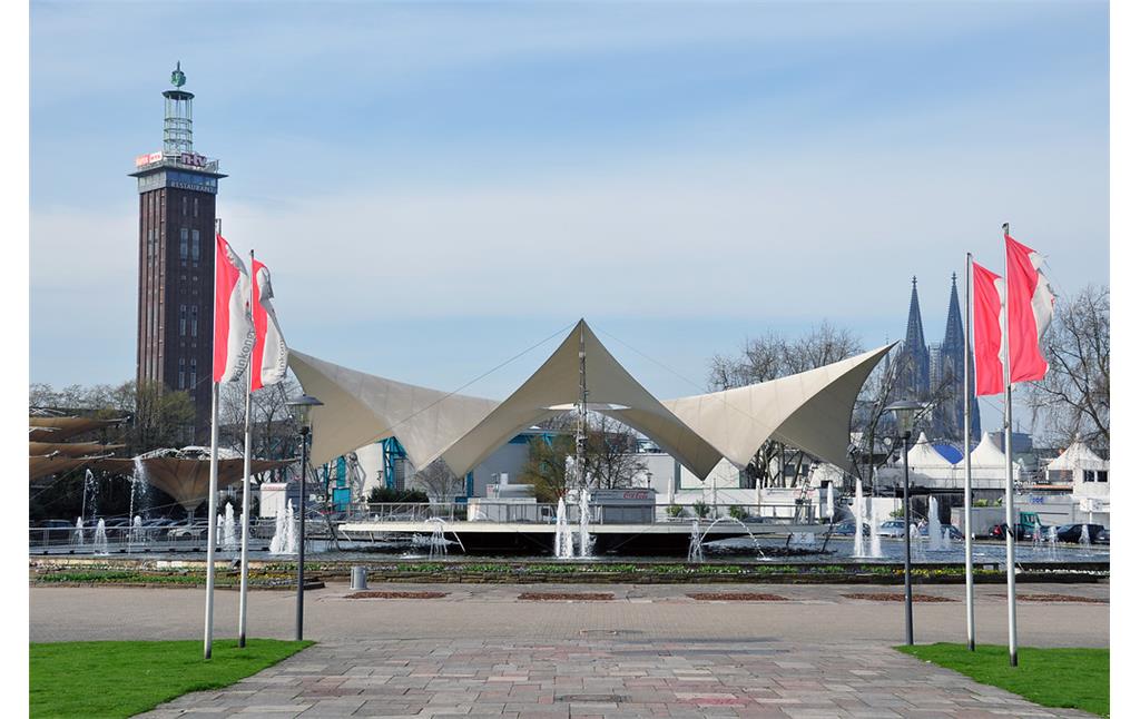 Die Sternwellenzelt überspannte Open-Air Bühne des Tanzbrunnen mit Messeturm im Hintergrund (2013)