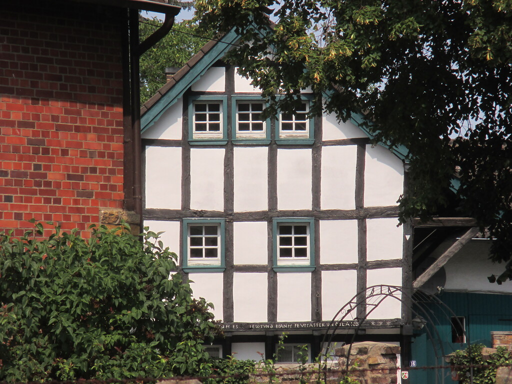 giebelständiges Fachwerkhaus mit Inschrift im Querbalken des vorgekragten Obergeschosses in Embken (2015)