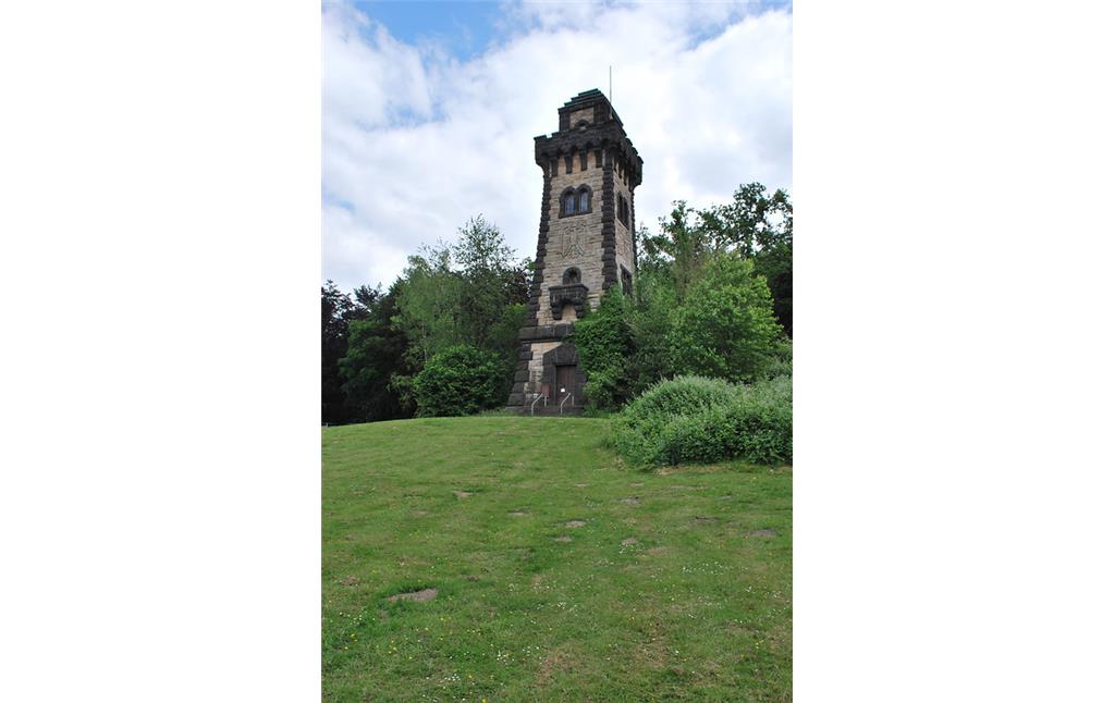 Der Bismarckturm ist ein Aussichtsturm, der seit 1908 hoch über dem Ruhrufer bei Mülheim steht. Auffällig ist seine burgenartige Architektur. Er ist aus Sandstein erbaut (2015).