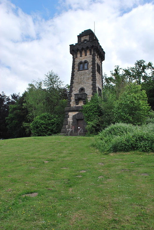 Der Bismarckturm ist ein Aussichtsturm, der seit 1908 hoch über dem Ruhrufer bei Mülheim steht. Auffällig ist seine burgenartige Architektur. Er ist aus Sandstein erbaut (2015).