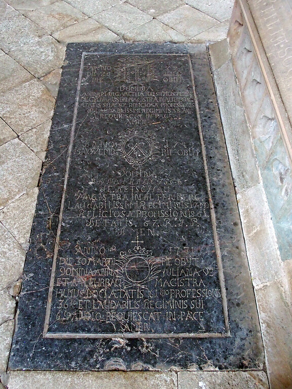 Grabplatte aus Lahnmarmor im Kloster Altenberg in Solms (2020)