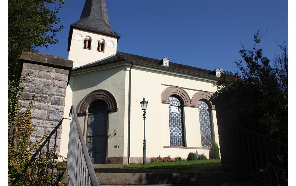 Katholische Pfarrkirche St. Laurentius Hohkeppel im Ortskern (2017)