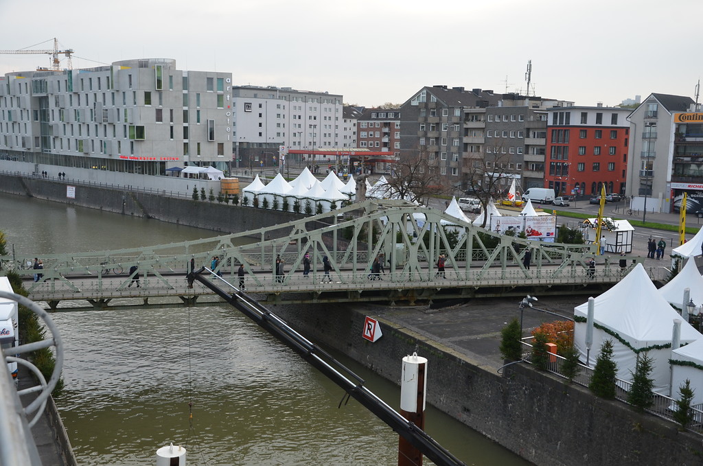 Hafendrehbrücke im Kölner Rheinauhafen (2013)