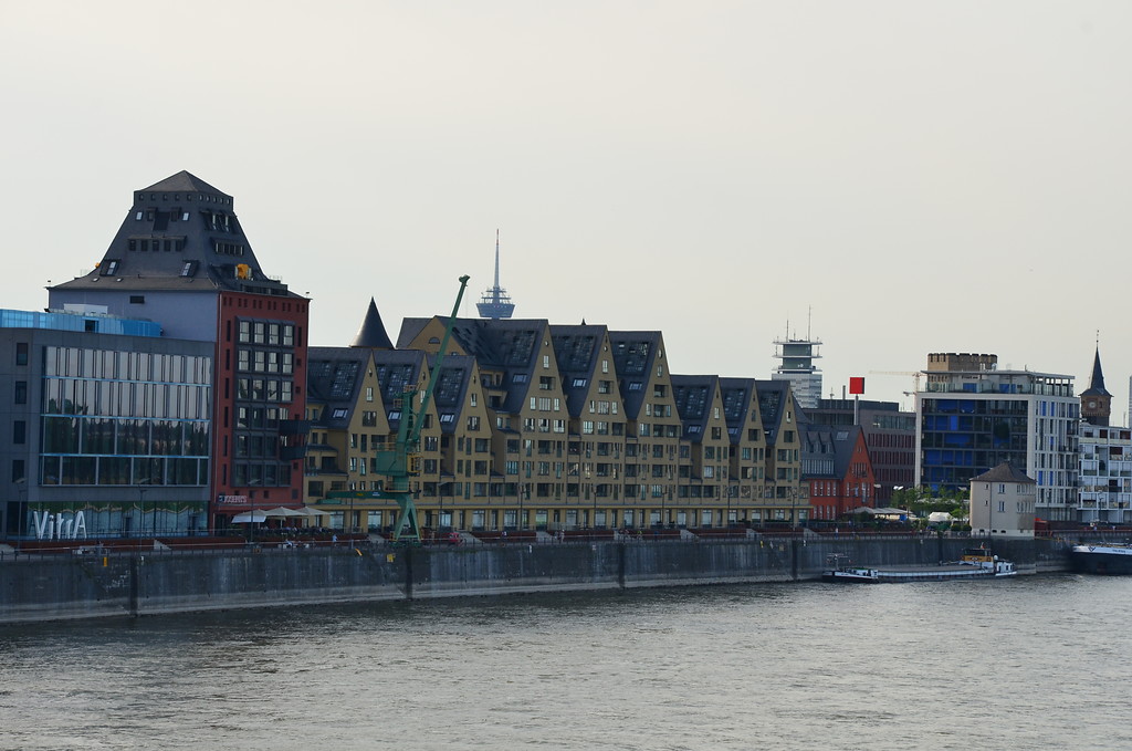 Das Panorama des "Siebengebirges" im Kölner Rheinauhafen (2013)