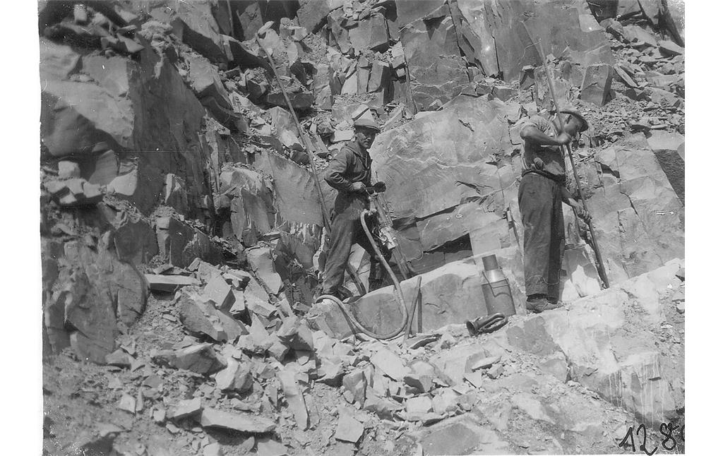 Arbeiter am Preßlufthammer. Steinbruch K. Kind, Kotthausen. (um 1930)