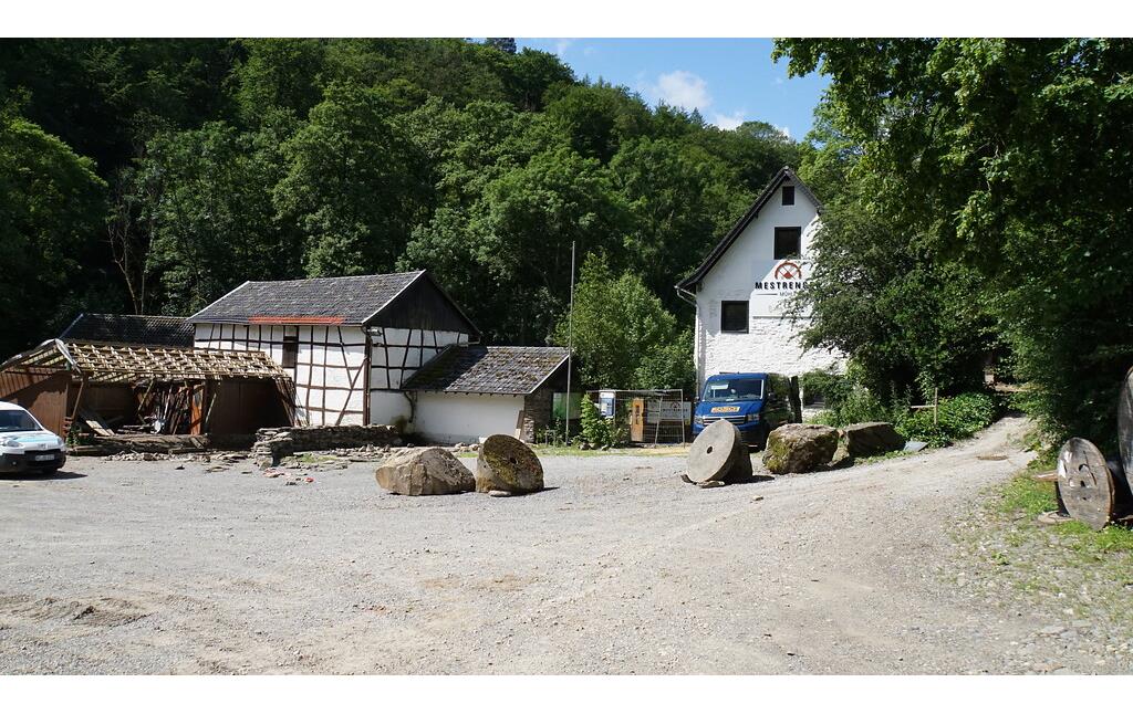 Mühlengebäude und Mühlsteine an der Mestrenger Mühle im Kalltal (2021)