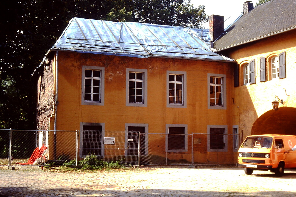Mönchengladbach, Schloss Rheydt (1992). Anbau an das Torhaus