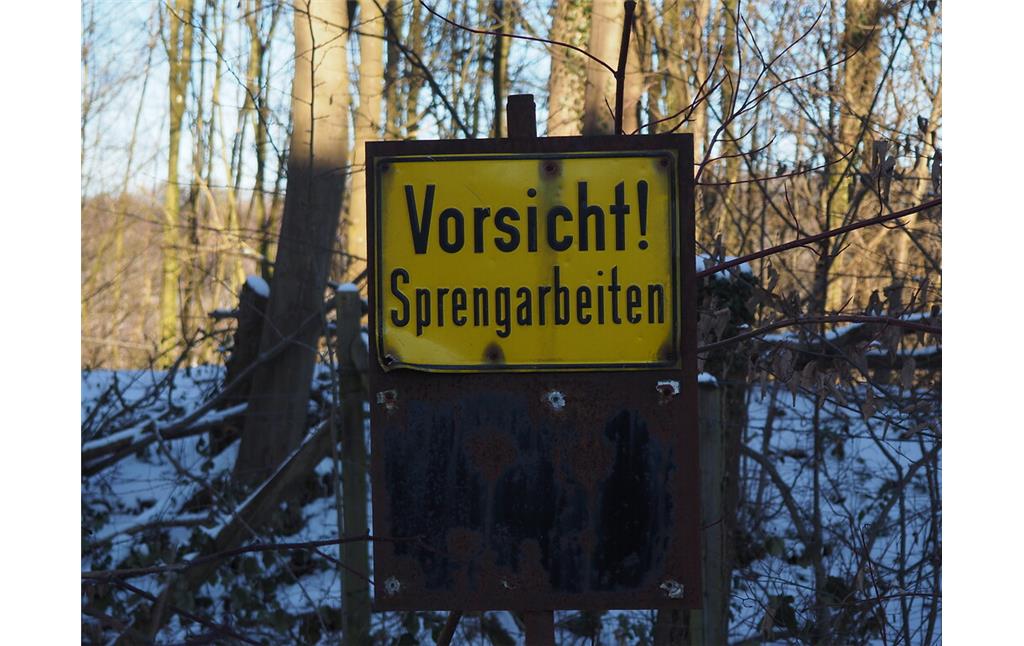 Altes Warnschild aus der Betriebszeit der mittlerweile stillgelegten Grube Schickenberg (2021)
