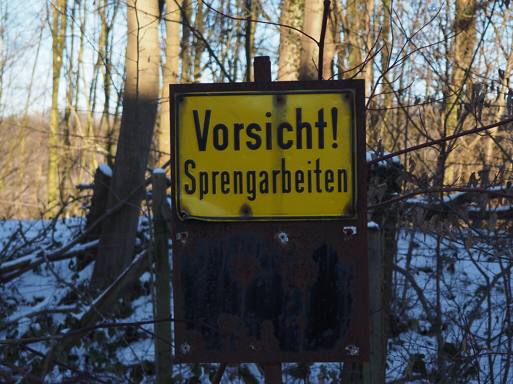 Altes Warnschild aus der Betriebszeit der mittlerweile stillgelegten Grube Schickenberg (2021)