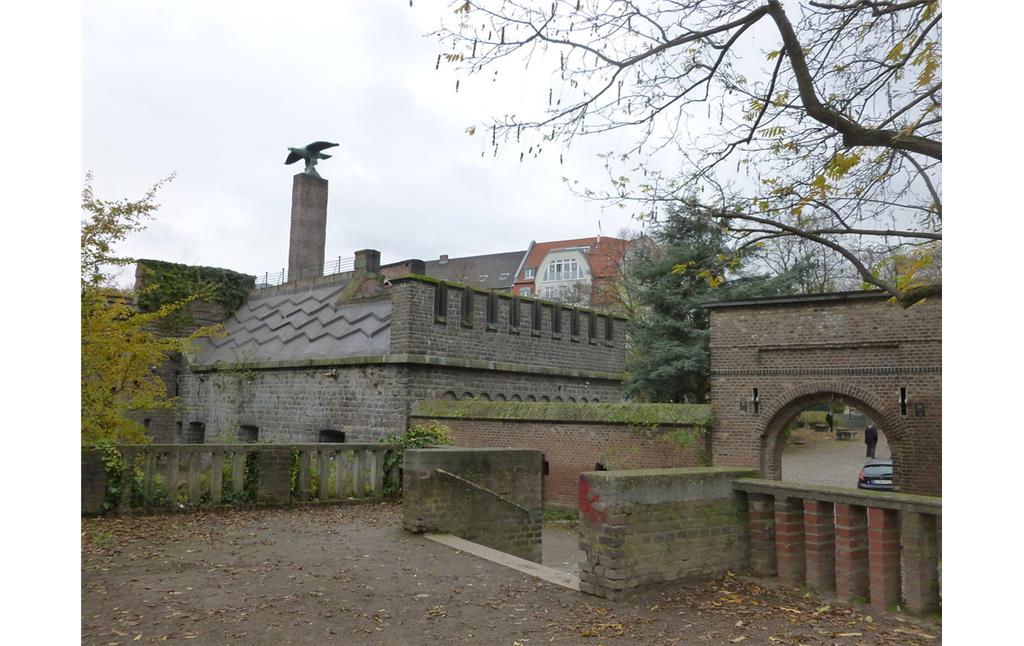 Gelände von Fort I mit Reduit und Kriegerdenkmal (2013)