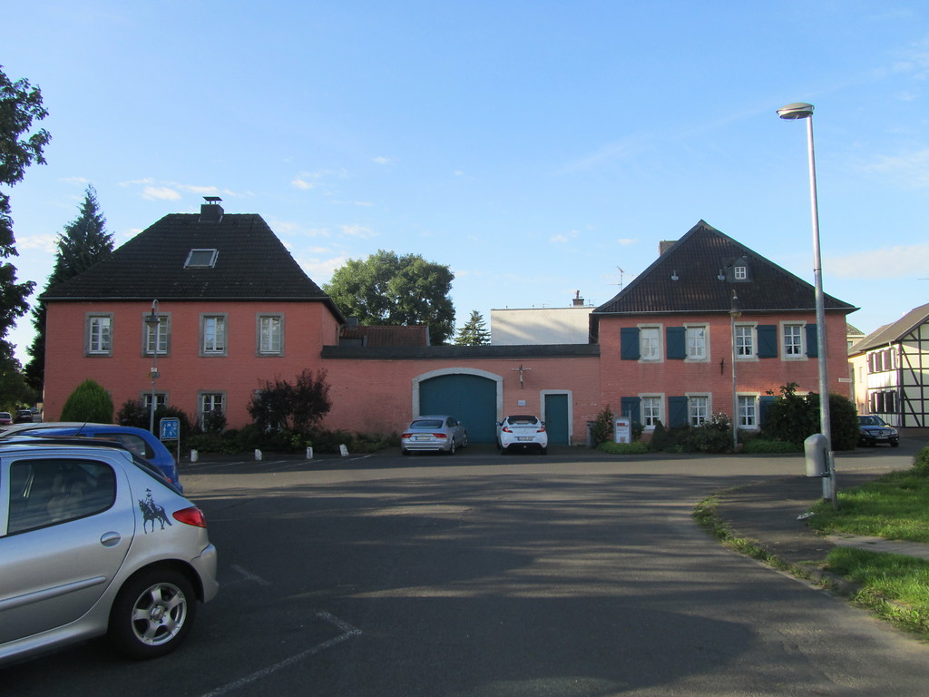 Der Strauchshof befindet sich gegenüber der Schallenburg (2014)