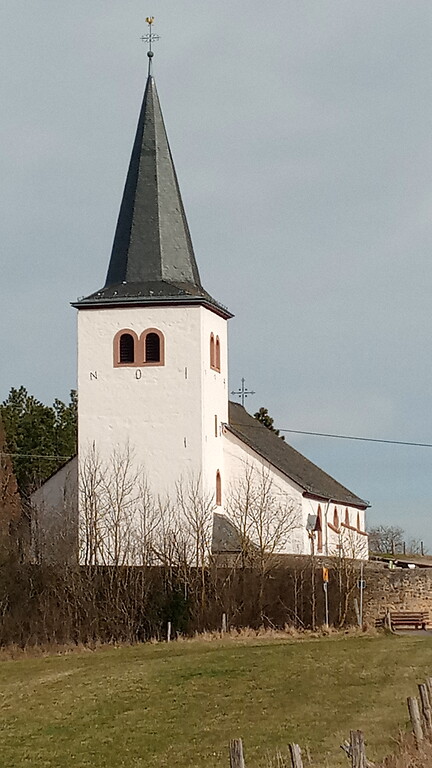 Ansicht der katholischen Pfarrkirche St. Cyriakus in Weyer von Südwesten (2022)
