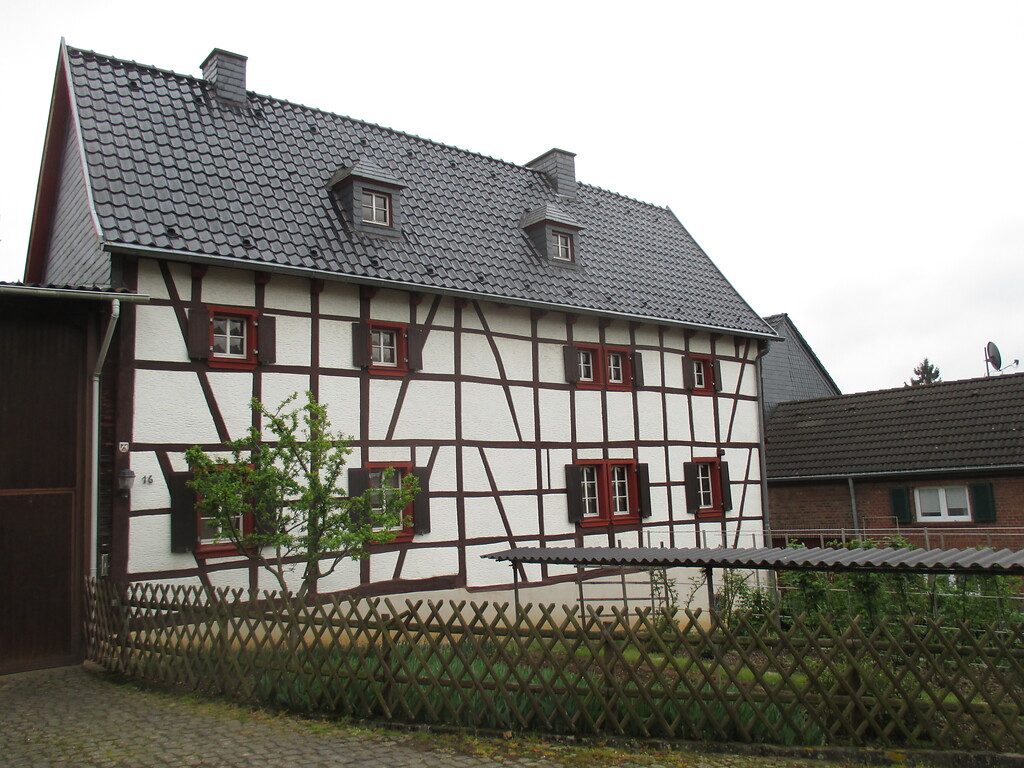 Fachwerkhaus mit vorgelagertem Nutzgarten in Lommersum (2015)