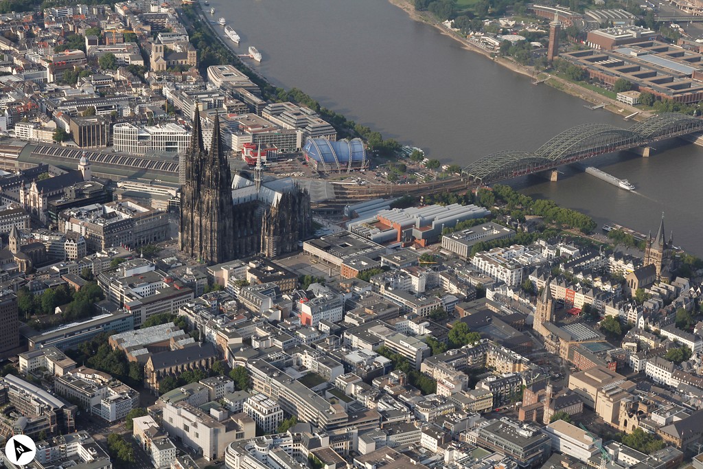 Lufbildaufnahme von Kölner Dom und Innenstadt mit Nordpfeil (2017)